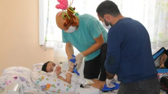 Boğazına leblebi kaçan Ömer bebek, yatağa mahkum kaldı