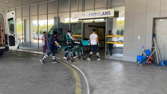 Boğulma tehlikesi geçiren 2 genç hastaneye kaldırıldı