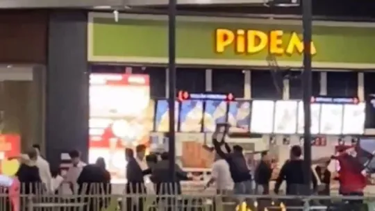 Ellerine geçirdikleri sandalyeleri birbirlerine fırlattılar
