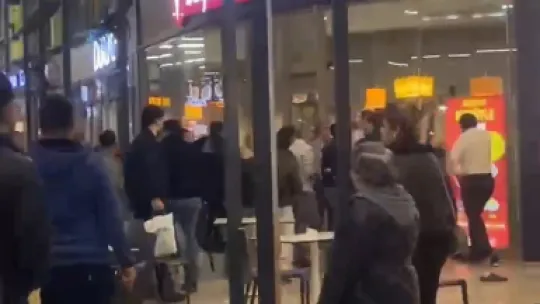 Ellerine geçirdikleri sandalyeleri birbirlerine fırlattılar