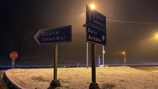 Bolu Dağı geçişinde hafif kar yağışı etkili oluyor