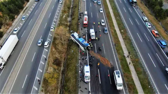 TEM'de feci kaza: 3 ölü, 16 yaralı