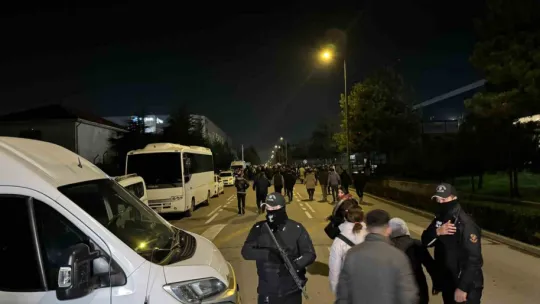 Kocaeli'de ABD menşeli fabrikanın çalışanlarını rehin almıştı, hakim karşısına çıktı