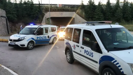 Boş arazide alkol alan şahıslar polis ekiplerine saldırdı: 9 gözaltı!