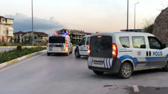 Boş arazide alkol alan şahıslar polis ekiplerine saldırdı: 9 gözaltı!