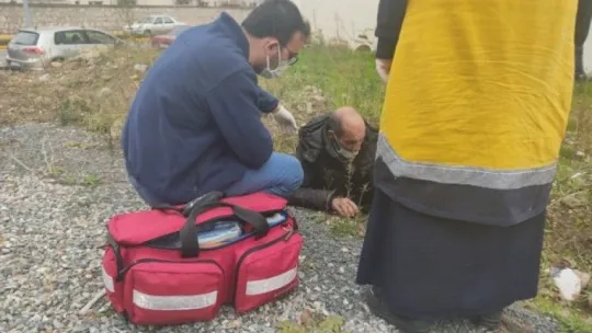 Boş arazide hareketsiz yatan şahıs vatandaşları korkuttu
