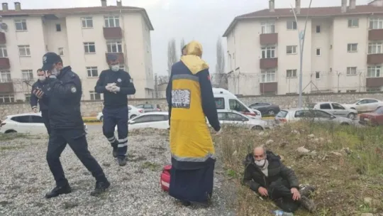 Boş arazide hareketsiz yatan şahıs vatandaşları korkuttu