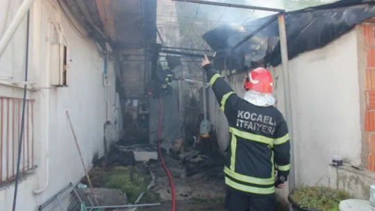 Boş evde çıkan yangın yan eve sıçradı