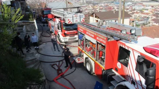 Boş evde çıkan yangın yan eve sıçradı