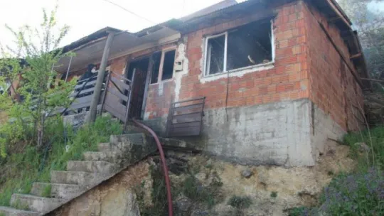 Boş evde çıkan yangın yan eve sıçradı