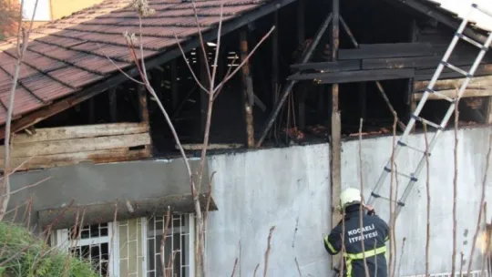 Boş evde çıkan yangın yan eve sıçradı