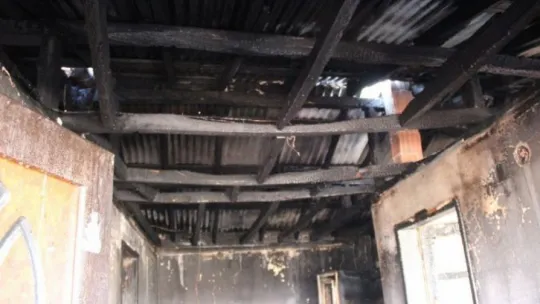 Boş evde çıkan yangın yan eve sıçradı