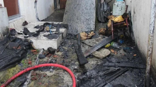 Boş evde çıkan yangın yan eve sıçradı