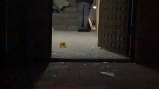 Boş eve kurşun yağdırıp kaçtılar