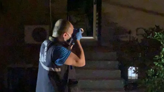 Boş eve kurşun yağdırıp kaçtılar