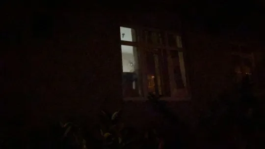 Boş eve kurşun yağdırıp kaçtılar