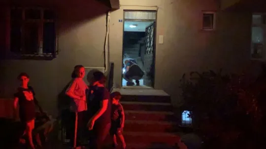 Boş eve kurşun yağdırıp kaçtılar