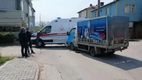 Boş sokakta ambulansa çarptı