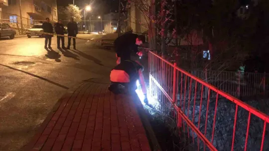 Boşandığı eşi ve erkek arkadaşını bacaklarından vurdu