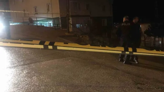 Boşandığı eşi ve erkek arkadaşını bacaklarından vurdu
