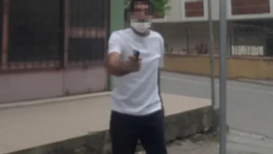 Boşanma aşamasındaki eşine silah çekti