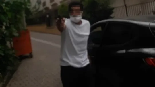 Boşanma aşamasındaki eşine silah çekti