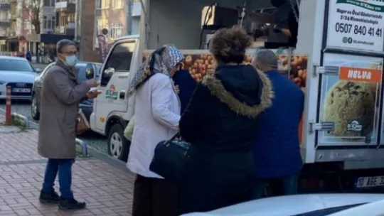 Boşanma davasını kazanınca sevinçten lokma dağıttı