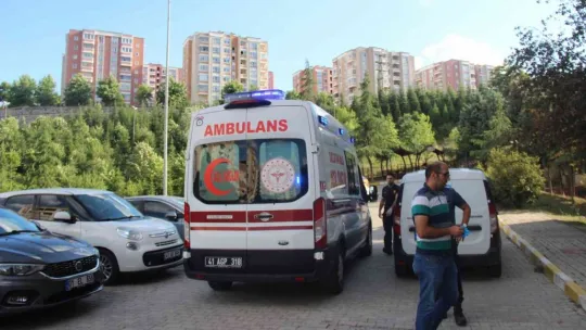 Bozulan asansörden çıkmaya çalışırken boşluğa düşüp yaralandı