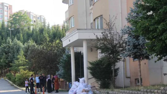 Bozulan asansörden çıkmaya çalışırken boşluğa düşüp yaralandı