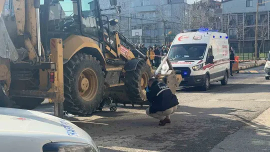 Bu acıya yürek dayanmaz, anne ve bebekleri iş makinesinin altında kaldı