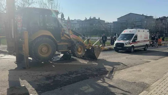 Bu acıya yürek dayanmaz, anne ve bebekleri iş makinesinin altında kaldı