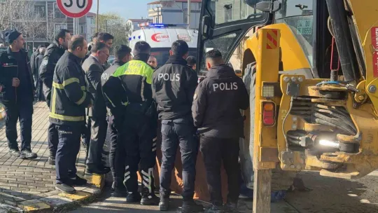 Bu acıya yürek dayanmaz, anne ve bebekleri iş makinesinin altında kaldı
