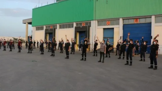 Bu fabrikanın çalışanları spor yapmadan işinin başına geçemiyor