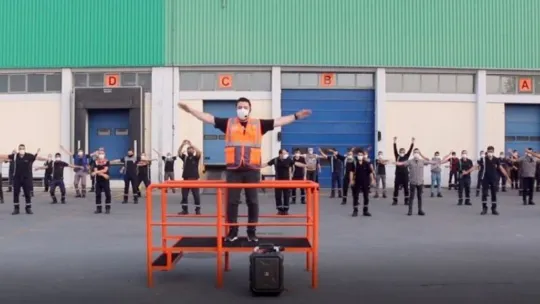 Bu fabrikanın çalışanları spor yapmadan işinin başına geçemiyor