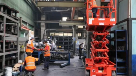 Bu fabrikanın çalışanları spor yapmadan işinin başına geçemiyor