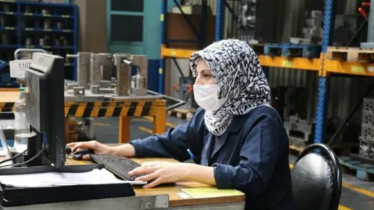 Bu fabrikanın çalışanları spor yapmadan işinin başına geçemiyor