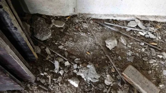 Bu kadarına da pes, binanın kirişlerini toprakla doldurdular