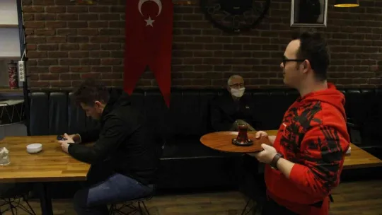 Bu kafede birlikte hayata atılıyorlar