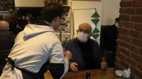 Bu kafede birlikte hayata atılıyorlar