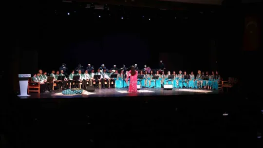 Bu konserde seyirciler sanatçıları dakikalarca ayakta alkışladı