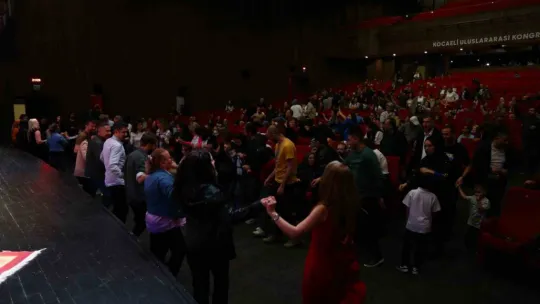 Bu konserde seyirciler sanatçıları dakikalarca ayakta alkışladı