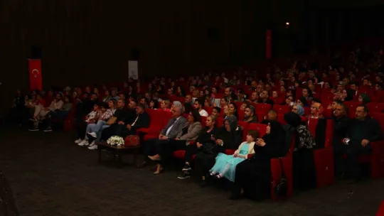 Bu konserde seyirciler sanatçıları dakikalarca ayakta alkışladı