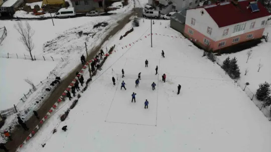 Bu köyde 31 yıldır kar voleybolu oynanıyor