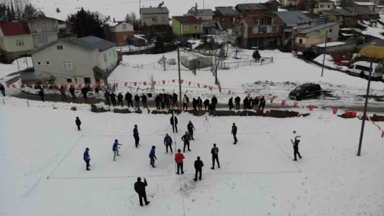Bu köyde 31 yıldır kar voleybolu oynanıyor