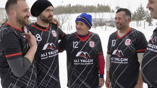 Bu köyde 31 yıldır kar voleybolu oynanıyor