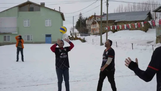 Bu köyde 31 yıldır kar voleybolu oynanıyor