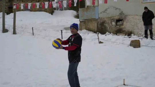 Bu köyde 31 yıldır kar voleybolu oynanıyor