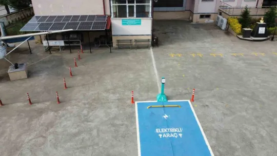 Bu okul enerjisini güneşten alıyor
