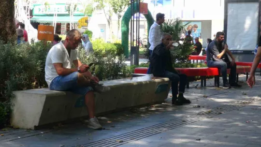 Bu sıcaklık vatandaşı siyah giydiğine pişman etti