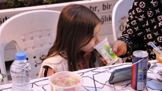 Bu sokakta 6 yıldır iftar sofrası imece usulü kuruluyor